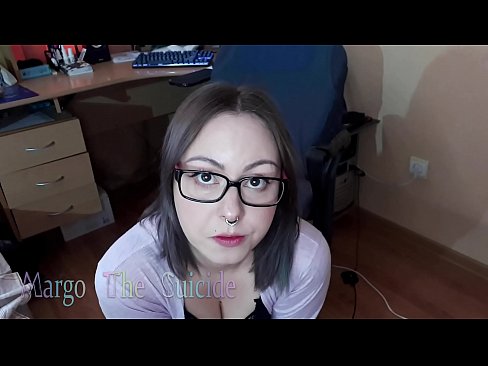 ❤️ Секси девојка со наочари длабоко го цица дилдото на камерата ❤ Анално видео кај нас ❤